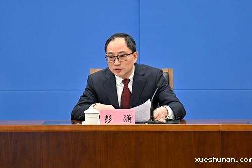 教育和医疗是投入比较大的两个民生领域。下一步,我市将如何统筹资金,保障《重庆加快建设教育强市 推进教育现代化规划(2024—2035年)》提出的目标实现?在2月27日上午举行的新闻发布会上,市财政局党组成员、副局长彭涌表示,今年,我市将新增筹集2亿元以上,完善学前教育、高中阶段资助政策,进一步提高资助标准、扩大资助范围。.jpg